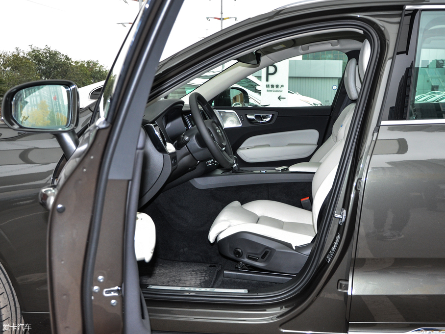 2018֠XC60 T5 (q)źA