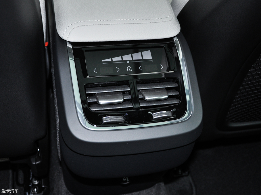 2018֠XC60 T5 (q)źA