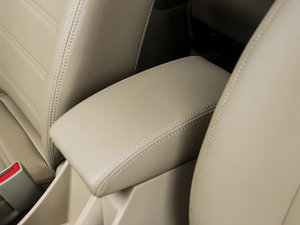 2015款1.5L 手动旗舰型 中央扶手箱