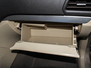 2015款1.5L 手动旗舰型 手套箱