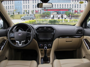2015款1.5L 手动旗舰型 内饰全景