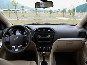 2015款1.5L 手动豪华型 内饰全景