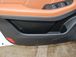 2018款1.3T CVT舒适型 前门储物空间