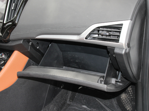2018款1.3T CVT舒适型 手套箱