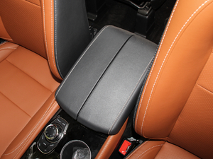 2018款1.3T CVT舒适型 中央扶手箱
