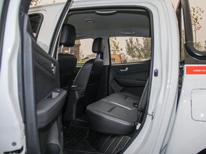 2016款2.8T 手动超豪华型 后排空间