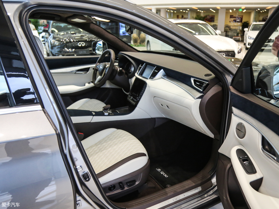 2018ӢQX50 2.0T (q)A