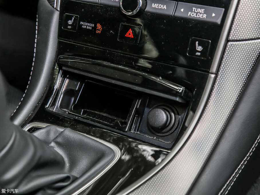 2018ӢQ50L 2.0T ݼӢ\Ӱ V