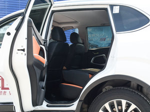 2017款1.5T CVT尊贵型 后排座椅放倒