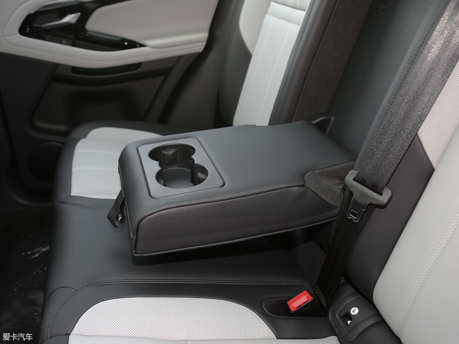 2020٘O 249PS R-DYNAMIC S \Ӱ