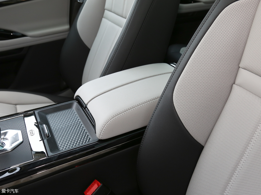 2020٘O 249PS R-DYNAMIC S \Ӱ