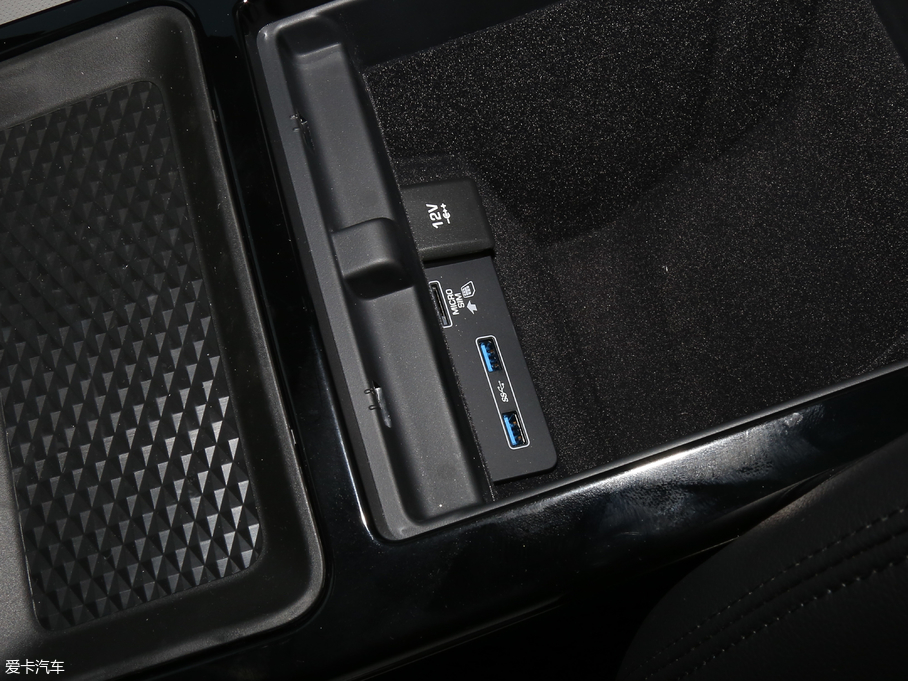 2020٘O 249PS R-DYNAMIC S \Ӱ