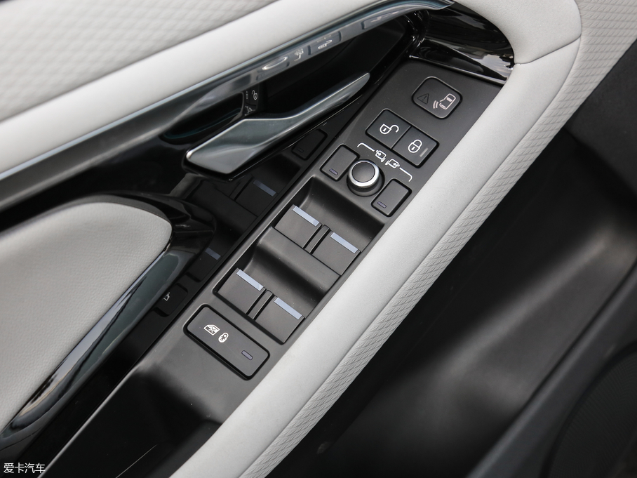 2020٘O 249PS R-DYNAMIC S \Ӱ