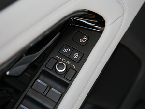 2020249PS R-DYNAMIC SE \ӿƼư п؅^