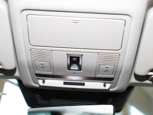 2022249PS R-Dynamic SE ܿƼ 5 п؅^