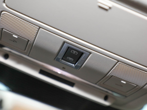 2022249PS R-Dynamic SE ܿƼ 5 п؅^