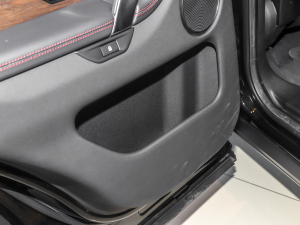 2022款P300e 性能科技版  后门储物空间