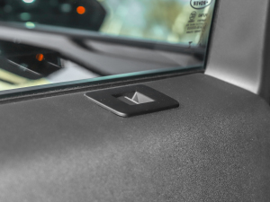 2022款P300e 性能科技版  后排车窗控制区