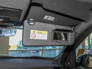 2022款P300e 性能科技版  遮阳板（右）