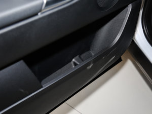 2016款2.0T 限量版 前门储物空间