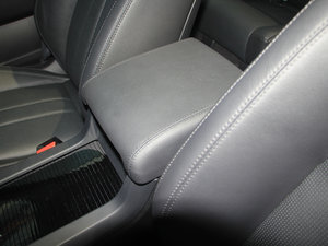 2017款2.0T SE 中央扶手箱