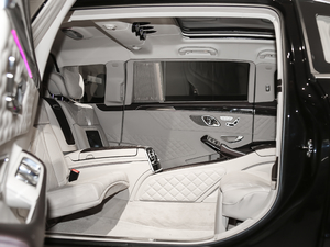 2019款S 680 Pullman 后排空间