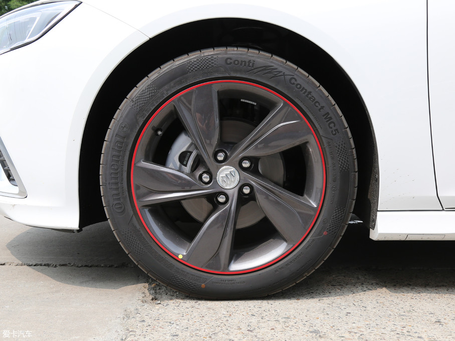 ʽɫȦͨGSݻ˺ɫװΣܴ䡰28T ͡ϵĺɫBrembo 4ǯӾЧһḁ́棬ƥΪ245/45 R18 ContiMaxContact MC5̥