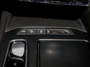 2020款28T 前驱战旗型 中控区