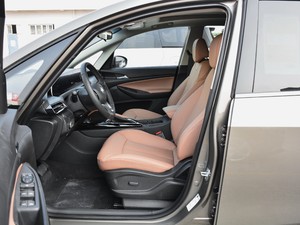 2021款323T 轻混动互联豪华型 前排空间