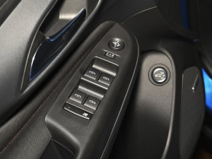 2022款1.5T GS 燃速版 主驾车窗控制区	