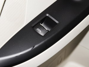 2023款ES陆尊 653T 舒适型 后排车窗控制区