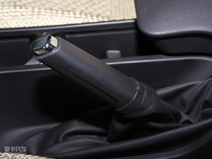 2009款2.0T 豪华运动版 驻车制动器