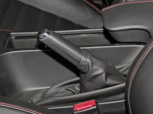 2010款2.0T 豪华运动版 驻车制动器