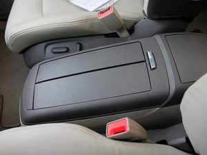 2011款3.0L 旗舰型 中央扶手箱