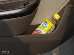 2010款1.8L 自动豪华版 前门储物空间