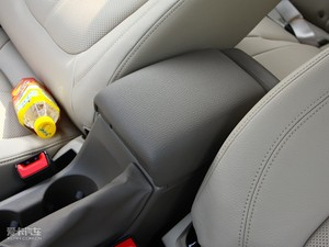 2010款1.8L 自动豪华版 中央扶手箱