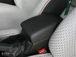 2010款1.6T 自动新锐运动版             中央扶手箱