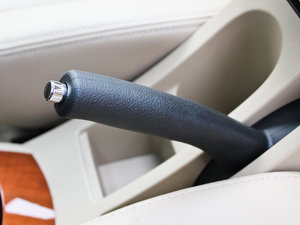 2011款1.6LE-MT 驻车制动器