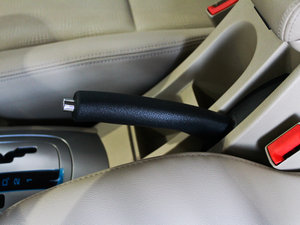 2011款1.6LX-AT 驻车制动器
