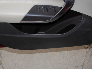 2011款2.4L SIDI旗舰版 前门储物空间