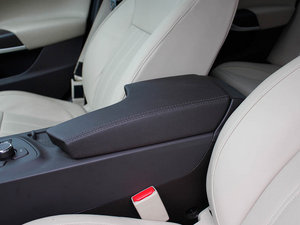2011款2.4L SIDI旗舰版 中央扶手箱