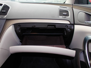 2011款2.4L SIDI旗舰版 手套箱