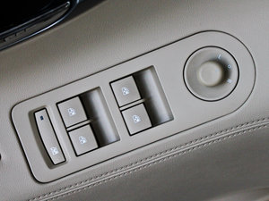 2011款2.4L eAssist雅致版 主驾车窗控制区	