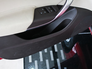2012款2.0L 自动豪华版 前门储物空间