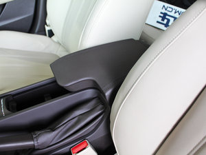 2012款2.0L 自动豪华版 中央扶手箱