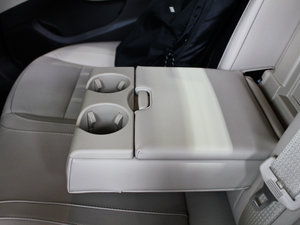 2012款2.0L 自动豪华版 后排中央扶手