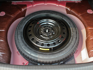 2012款2.4L SIDI自动旗舰版 备胎