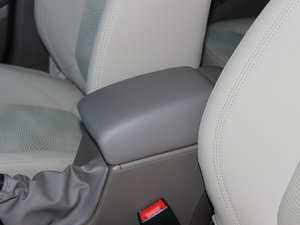 2013款1.6L 手动进取型 中央扶手箱