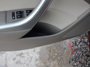 2013款1.6L 自动舒适型 前门储物空间