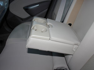 2013款1.6L 自动舒适型 后排中央扶手